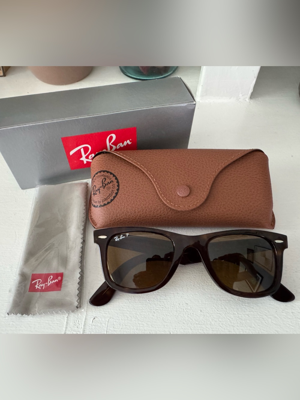 Original Wayfarer Classics - Tortoise with brown lenses. Like new, unisex style!
